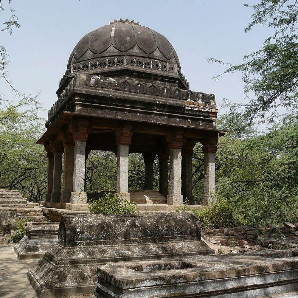 Historic site,Landmark,Temple,Building,Architecture,Place of worship,Mausoleum,Temple,Tomb,Ancient history