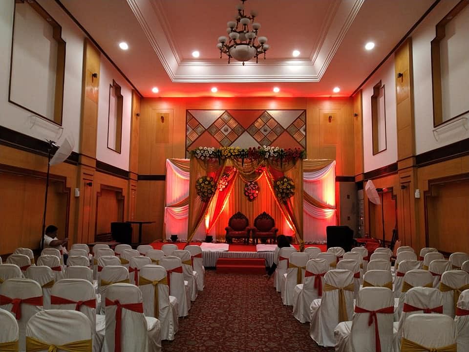 Decoration,Function hall,Wedding banquet,Building,Event,Aisle,Ceremony,Interior design,Ballroom,Party