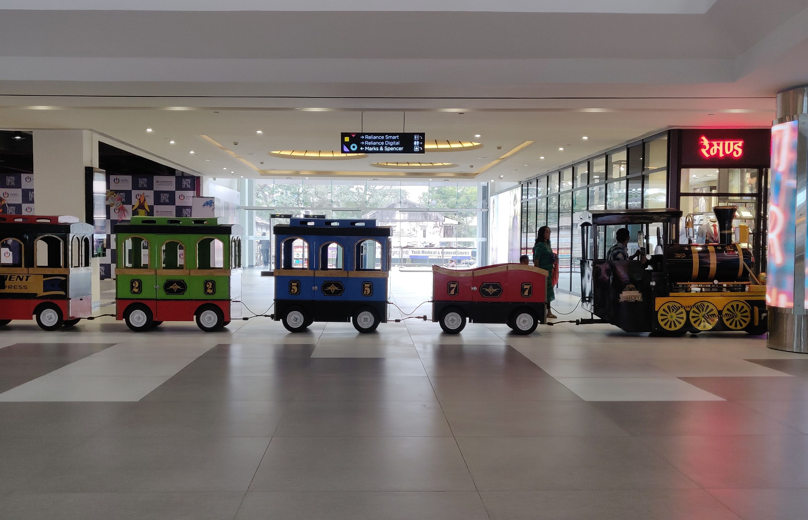 Transport,Vehicle,Building,Car,Mode of transport,Shopping mall,Room,Architecture,Floor,Retail