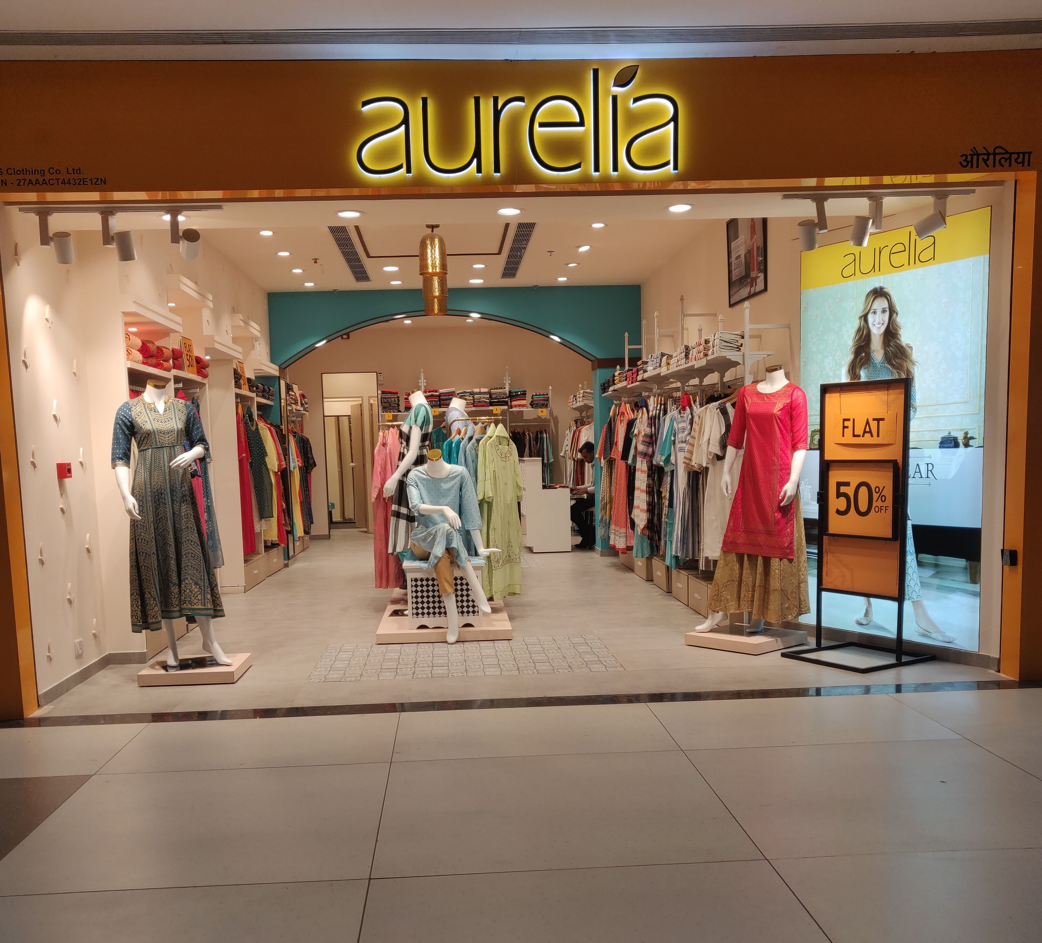 Boutique,Outlet store,Retail,Building,Shopping mall,Display window,Shopping,Interior design