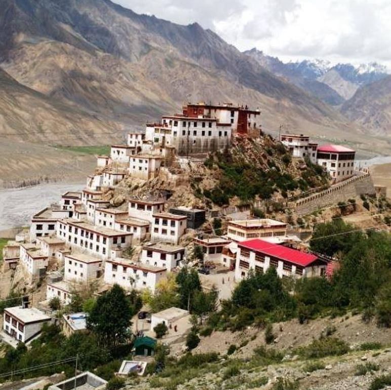 Mountainous landforms,Mountain village,Mountain,Hill station,Village,Town,Mountain range,Natural landscape,Human settlement,Monastery