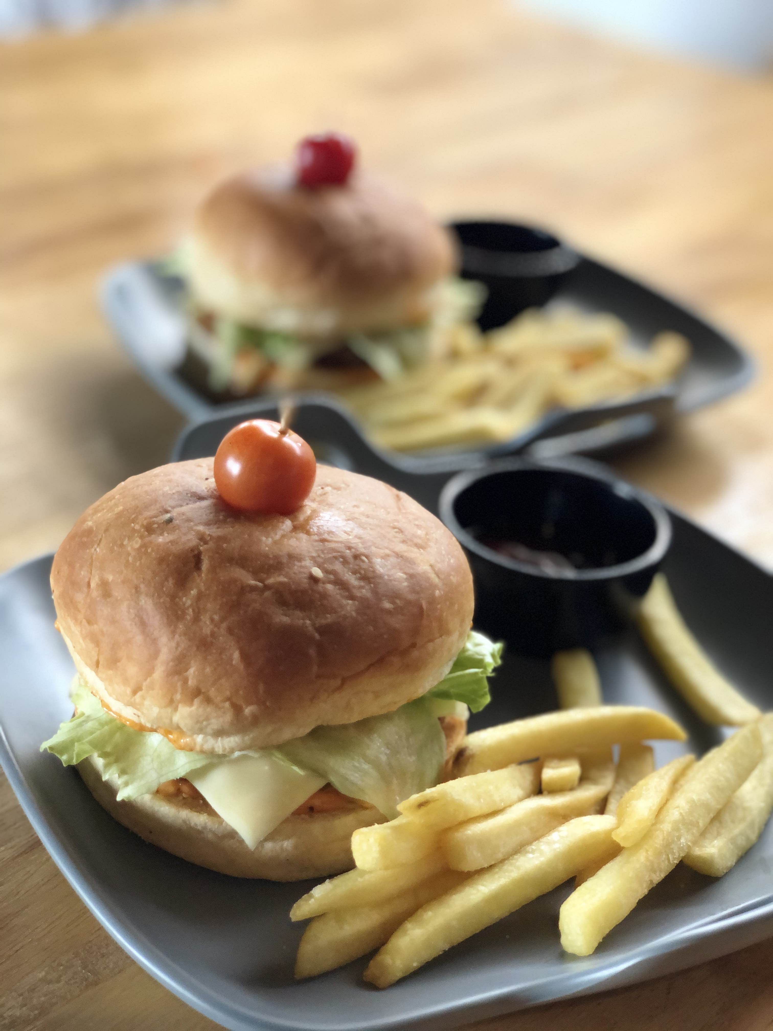 Dish,Food,Cuisine,Fast food,Junk food,Ingredient,Kids' meal,Hamburger,Slider,Veggie burger