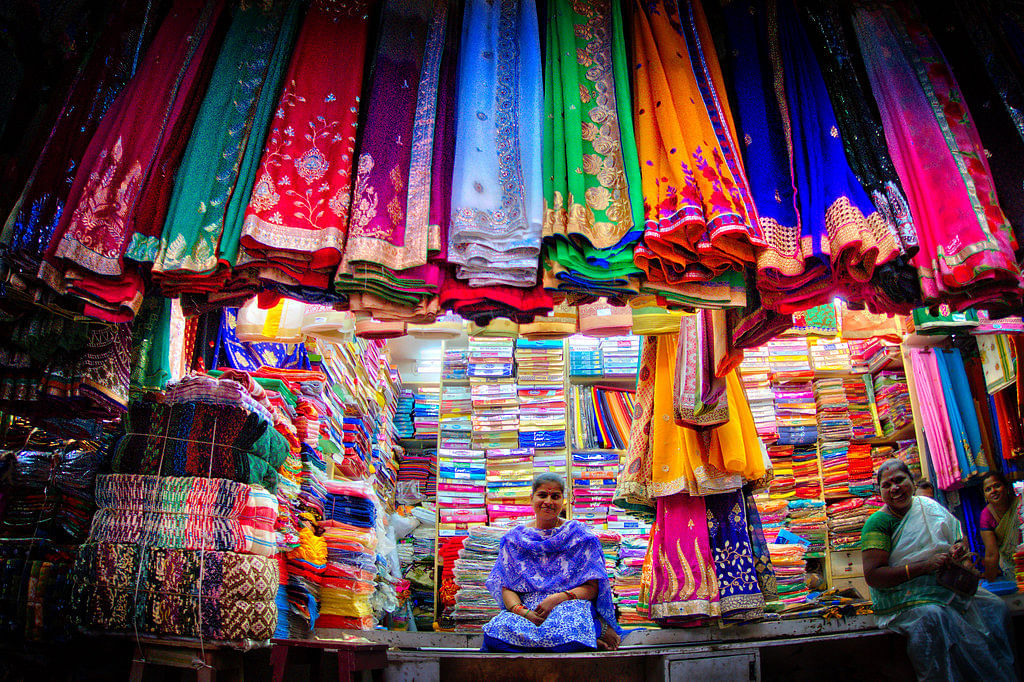 Light,Public space,Bazaar,Market,Human settlement,Textile,Selling,City,Marketplace,Night