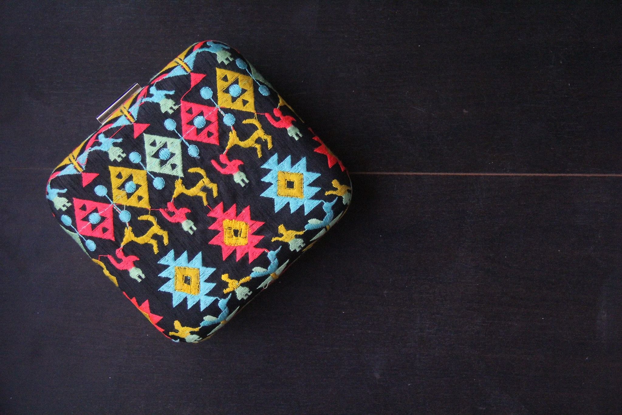 Pattern,Textile,Handkerchief,Fashion accessory,Coin purse,Triangle