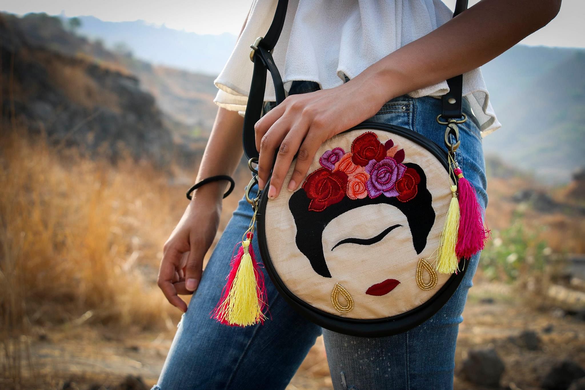 Shoulder,Bag,Handbag,Joint,Beauty,Lip,Jeans,Fashion accessory,Textile,Luggage and bags