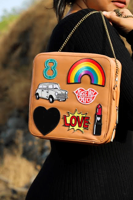 Bag,Handbag,Fashion accessory,Shoulder,Coin purse,Hand,Luggage and bags,Beige,Travel,Fawn