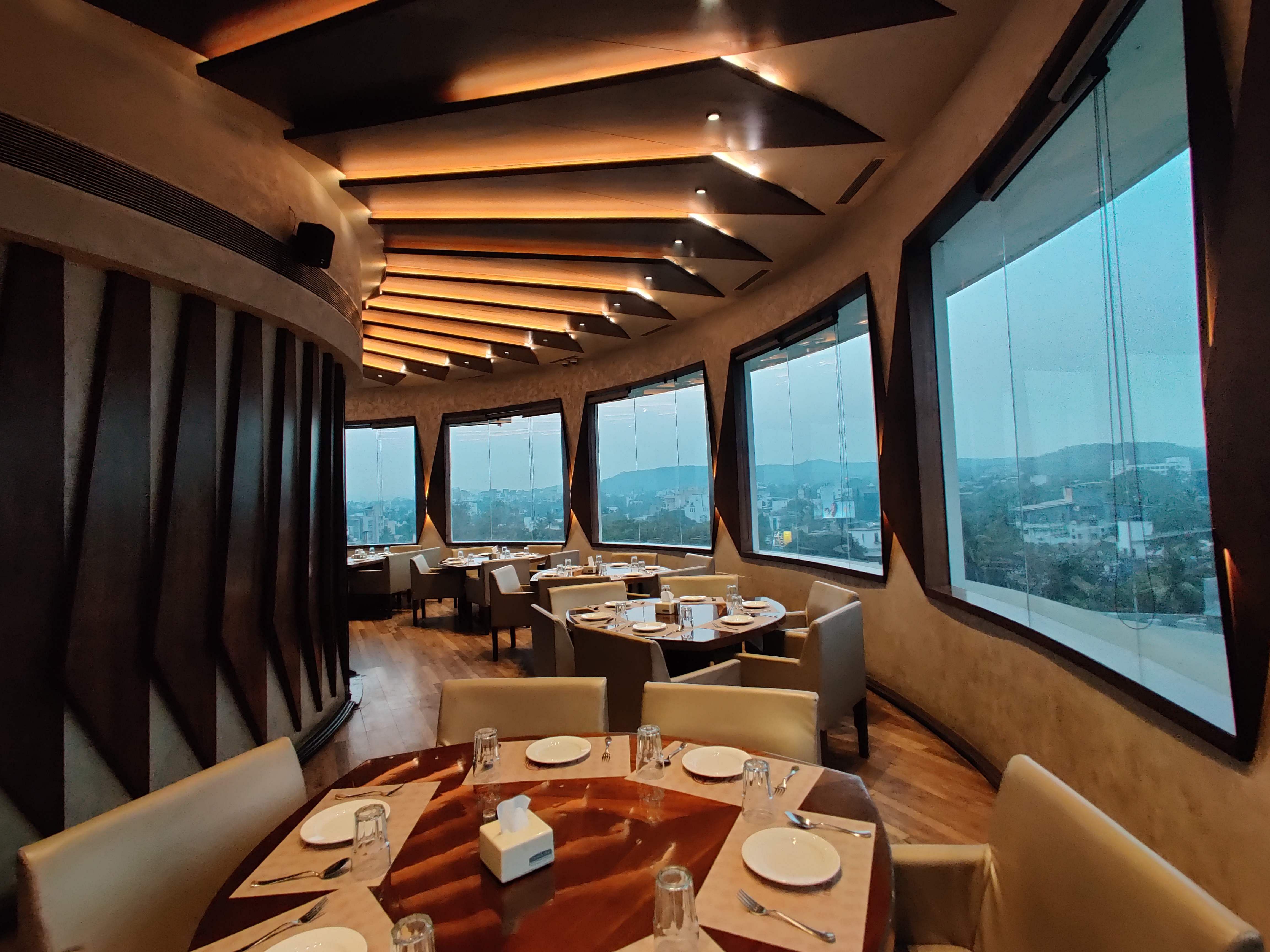 Room,Interior design,Building,Restaurant,Luxury yacht,Architecture,Vehicle,Naval architecture