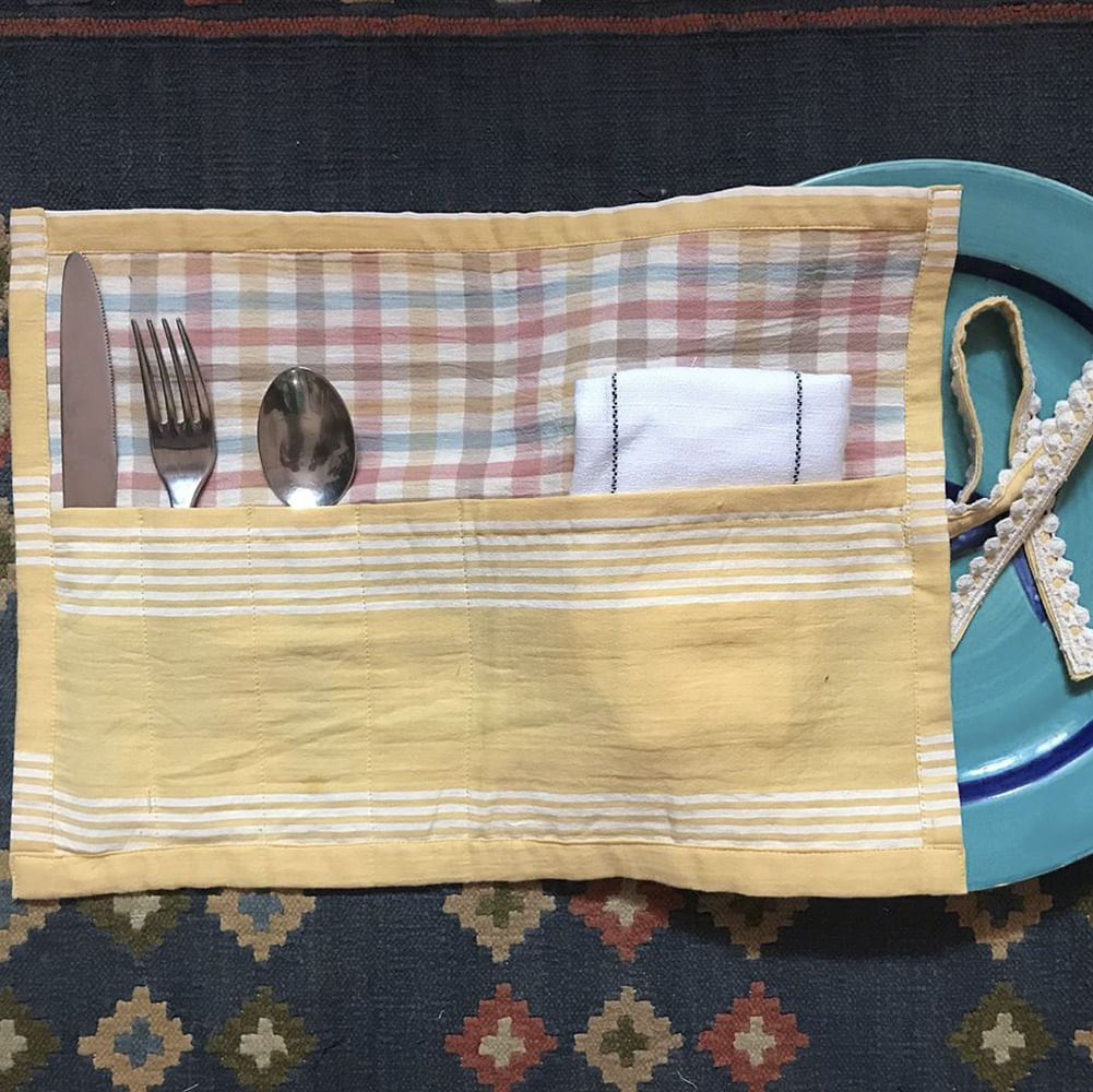 Placemat,Tablecloth,Textile,Linens,Rectangle,Pattern,Wood,Table,Home accessories