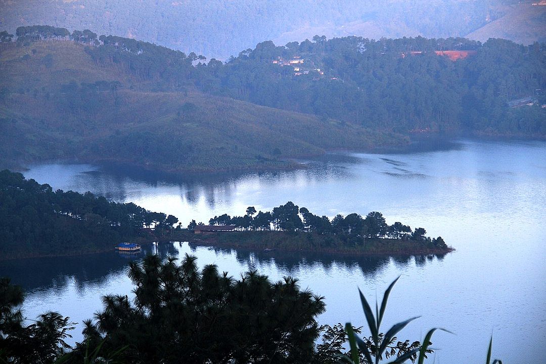 Body of water,Nature,Water,Water resources,Atmospheric phenomenon,Lake,Sky,Reflection,Hill station,Loch