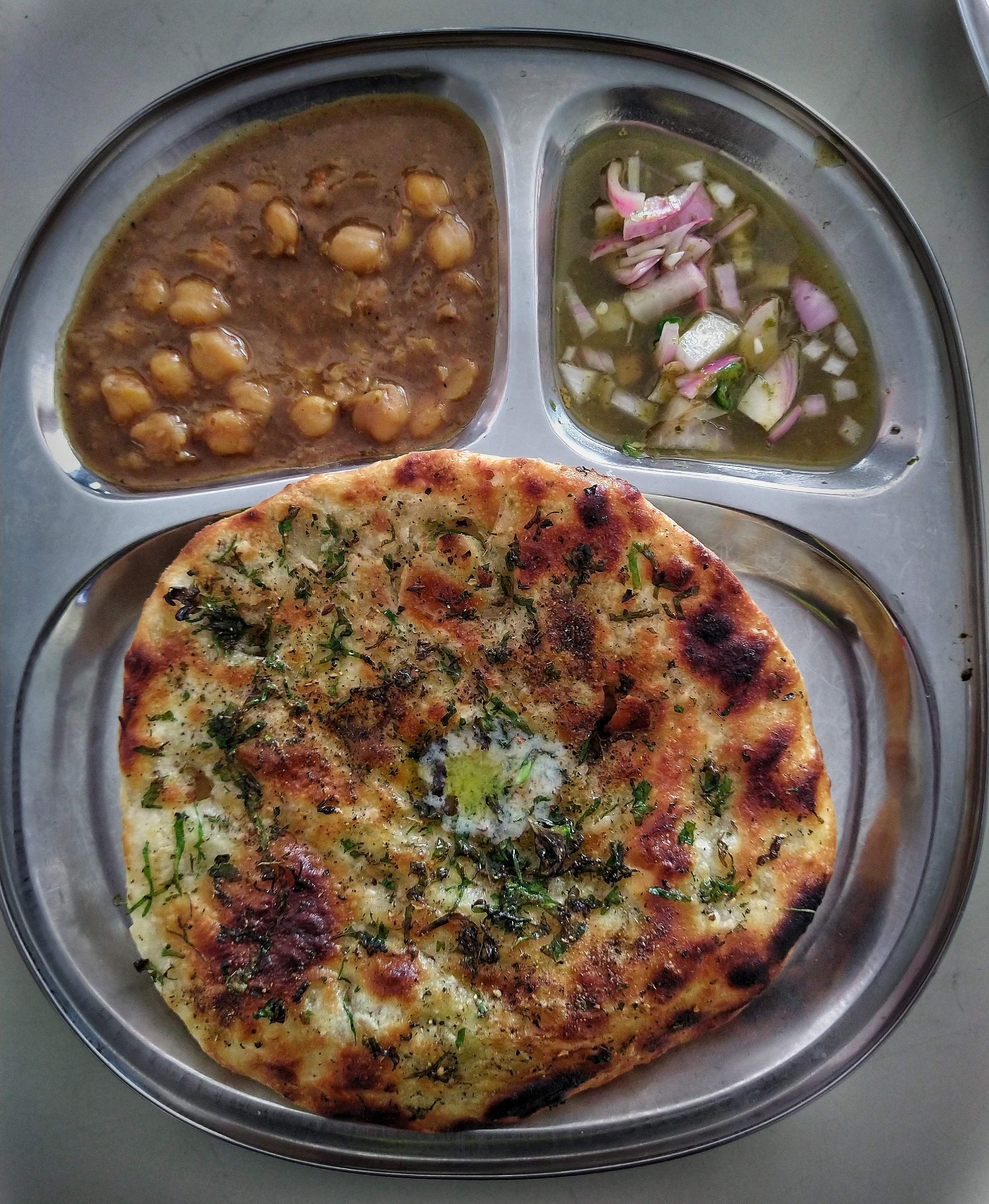 Dish,Food,Cuisine,Ingredient,Flatbread,Naan,Lunch,Kulcha,Produce,Uttapam