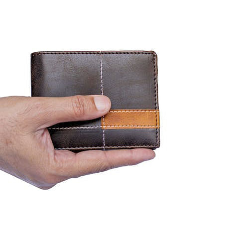 Wallet,Leather,Brown,Coin purse,Tan,Fashion accessory,Material property,Hand,Beige