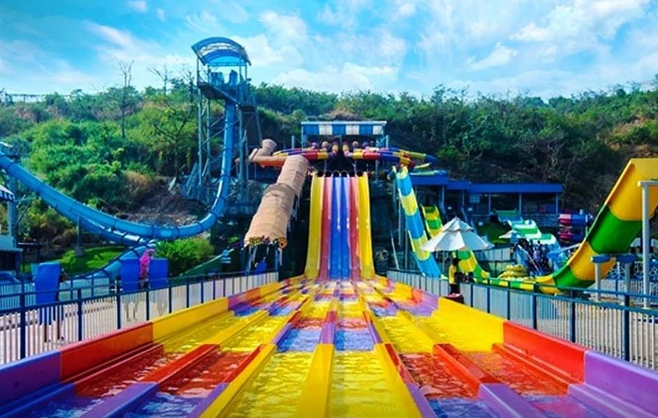 Water park,Amusement park,Leisure,Chute,Fun,Recreation,Park,Leisure centre,Playground slide,Nonbuilding structure