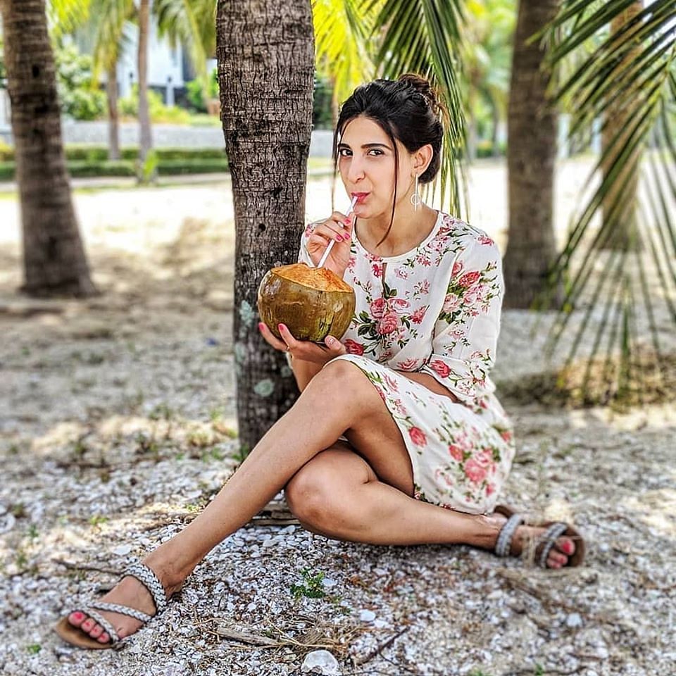 Beauty,Yellow,Sitting,Fashion,Summer,Tree,Leg,Photography,Fun,Footwear