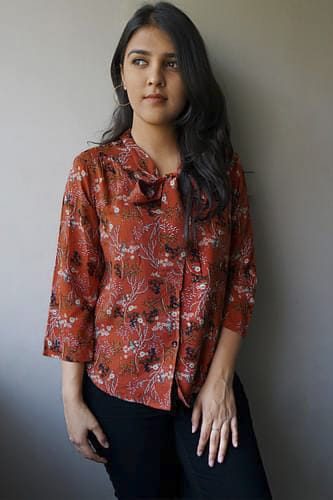 Clothing,Sleeve,Maroon,Brown,Blouse,Shirt,Visual arts,Top,Outerwear,Pattern