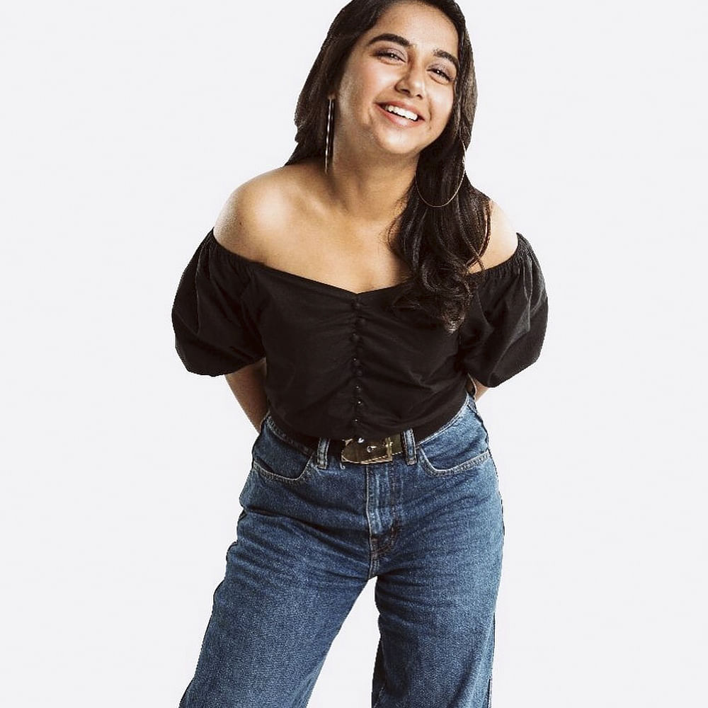 Clothing,Shoulder,Jeans,Joint,Waist,Arm,Neck,Denim,Sleeve,Photo shoot