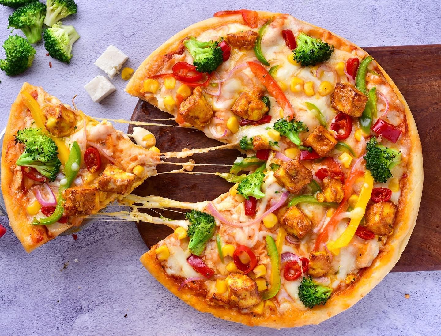 Dish,Food,Cuisine,Pizza,California-style pizza,Ingredient,Flatbread,Pizza cheese,Tarte flambée,Produce