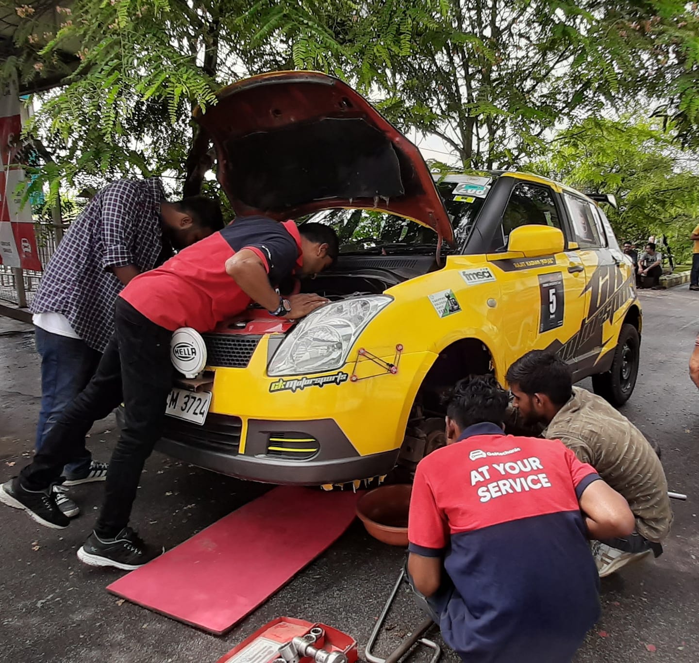 Land vehicle,Vehicle,Car,Motor vehicle,Yellow,City car,Asphalt,Subcompact car,Compact car