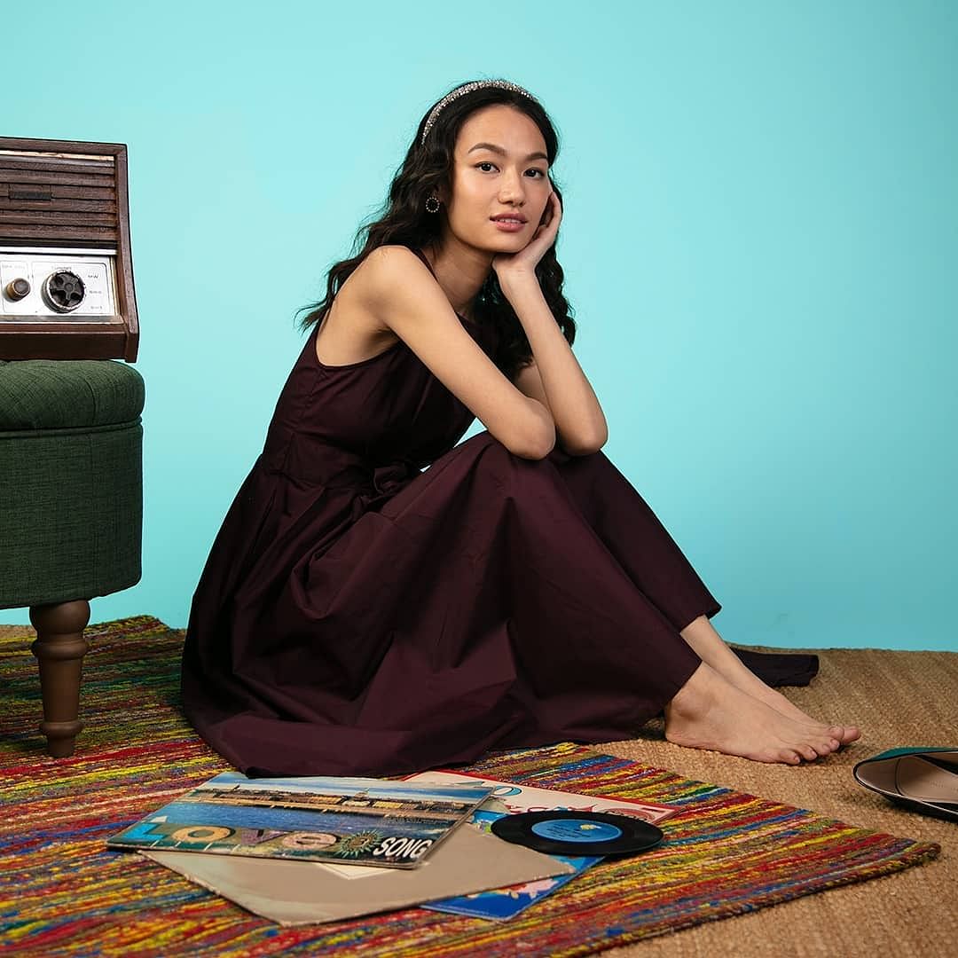 Sitting,Beauty,Dress,Photo shoot,Long hair,Purple,Fashion,Room,Photography,Formal wear