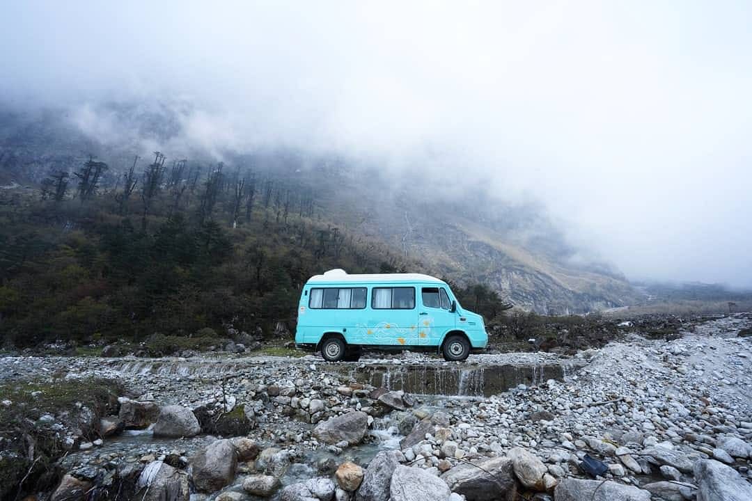 Vehicle,Car,Transport,Hill station,Mode of transport,Atmospheric phenomenon,Geological phenomenon,Highland,Mountain,Mountain range