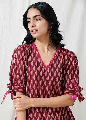 Clothing,Maroon,Magenta,Pink,Neck,Textile,Sleeve,Dress,Formal wear,Peach