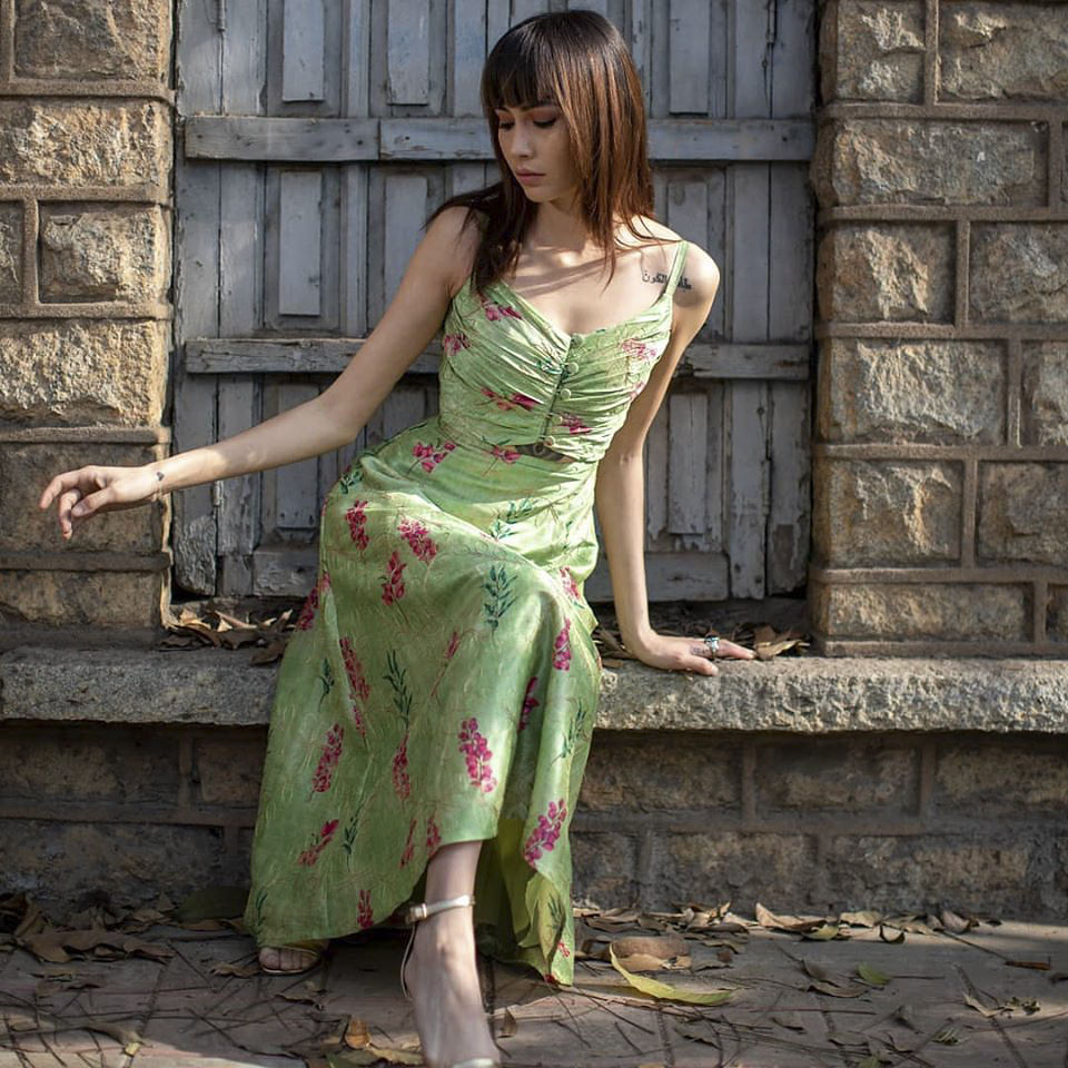 Green,Clothing,Beauty,Dress,Photo shoot,Fashion,Shoulder,Model,Leg,Long hair