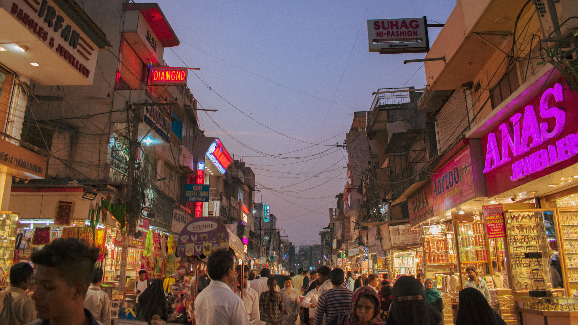 Bazaar,Town,People,Marketplace,Street,Urban area,City,Neighbourhood,Human settlement,Market