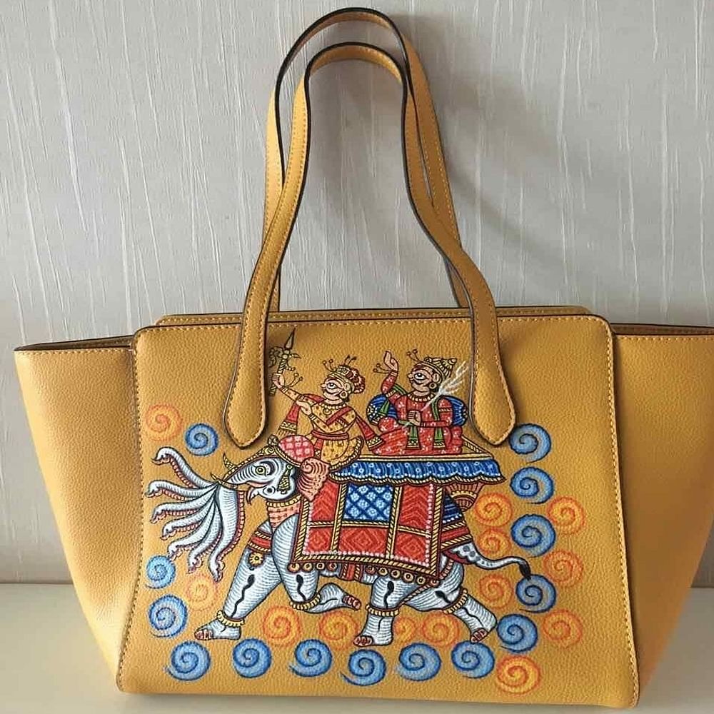 Handbag,Bag,Tote bag,Fashion accessory,Shoulder bag,Material property,Luggage and bags