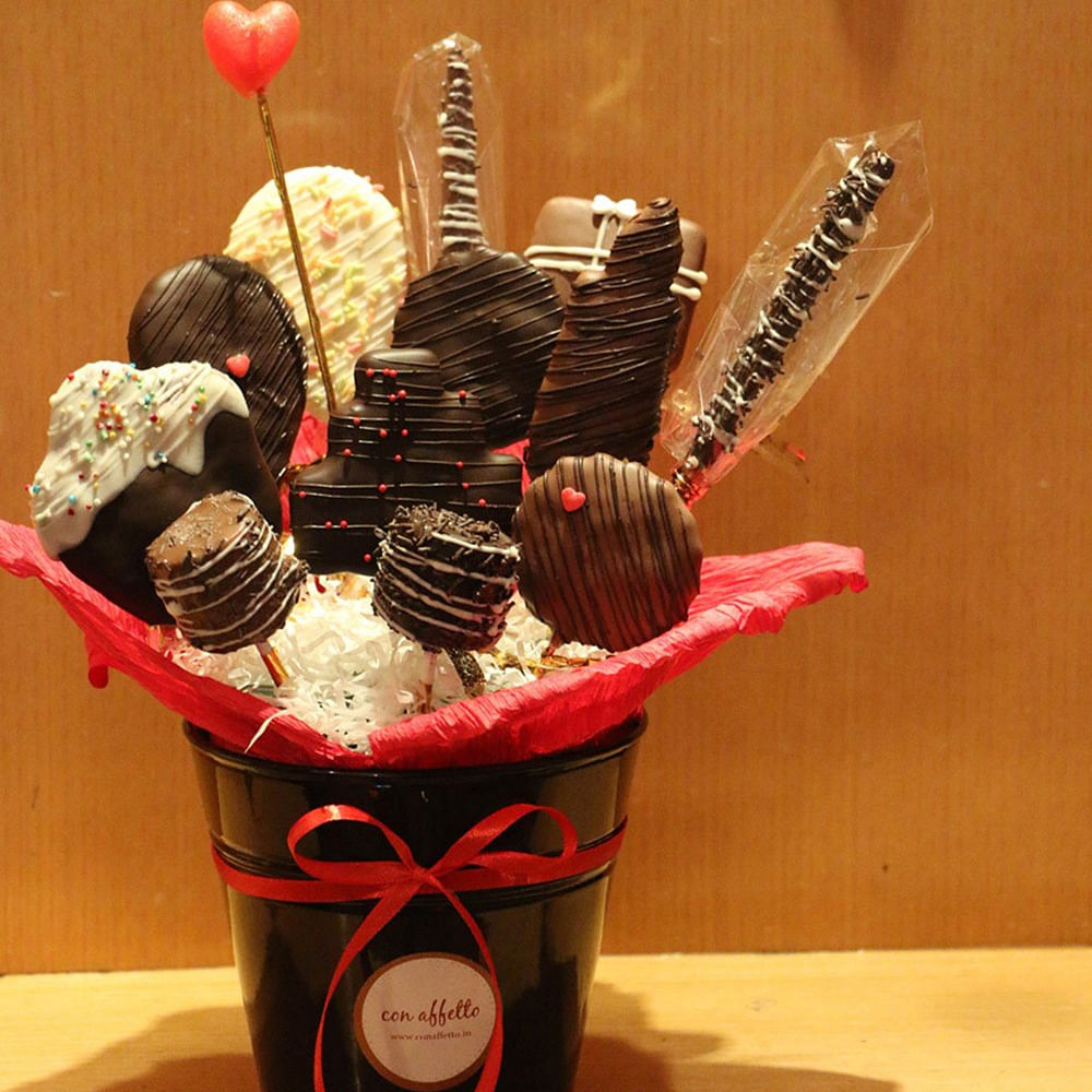 Gift basket,Food,Dessert,Present,Snack,Chocolate,Basket,Sundae,Cuisine