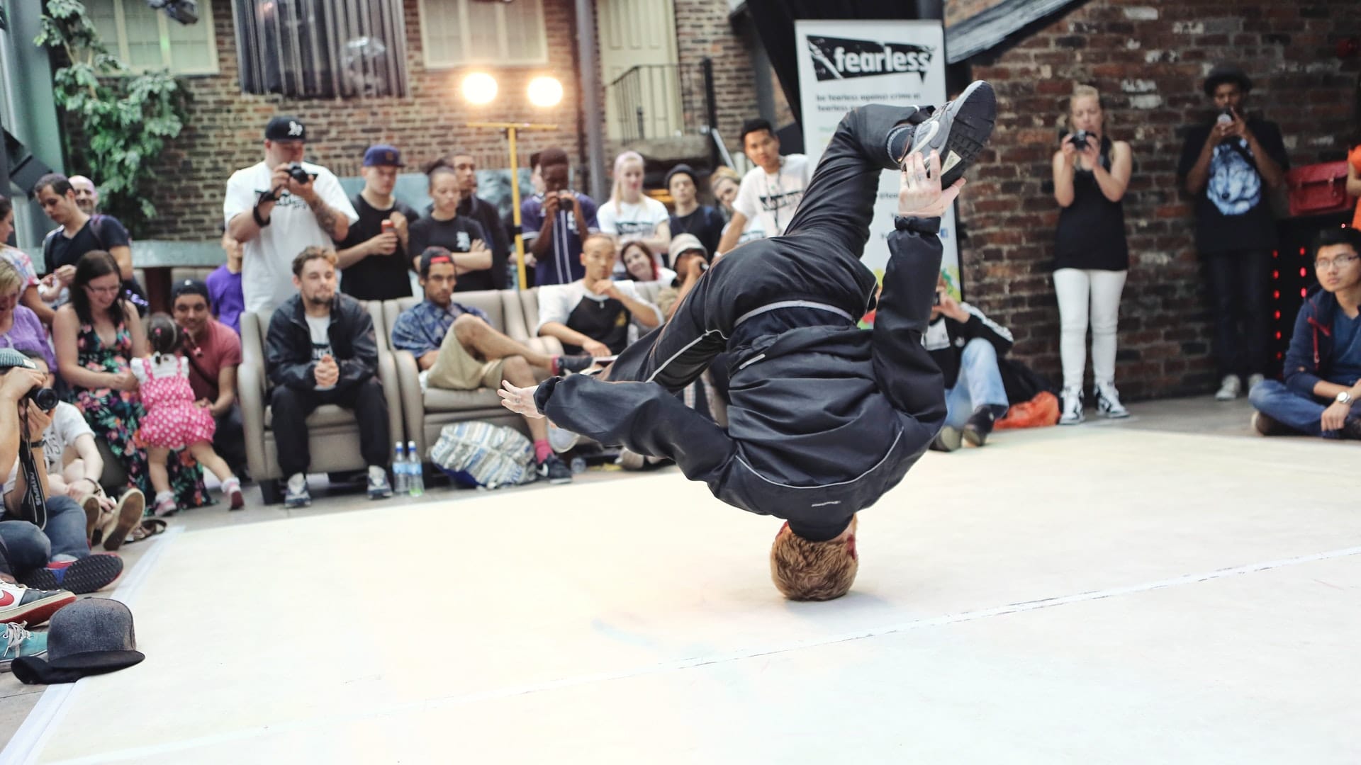 Street dance,Dance,B-boying,Hip-hop dance,Entertainment,Performing arts,Event,Street performance,Flip (acrobatic),Performance art
