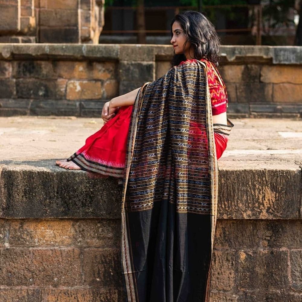 Clothing,Maroon,Outerwear,Textile,Street fashion,Sari,Pattern,Shawl,Tartan,Neck