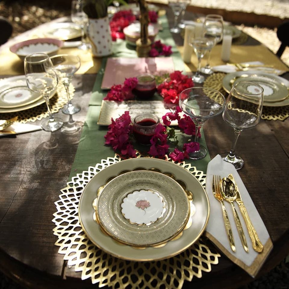 Centrepiece,Table,Floral design,Tableware,Textile,Household silver,Tablecloth,Flower Arranging,Meal,Floristry