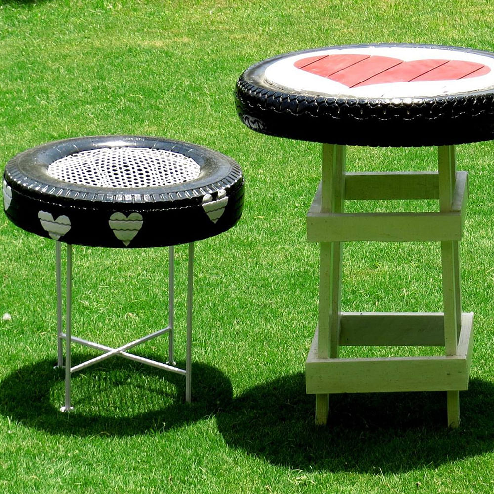 Furniture,Outdoor table,Outdoor furniture,Table,Bar stool,Grass,Stool,Metal