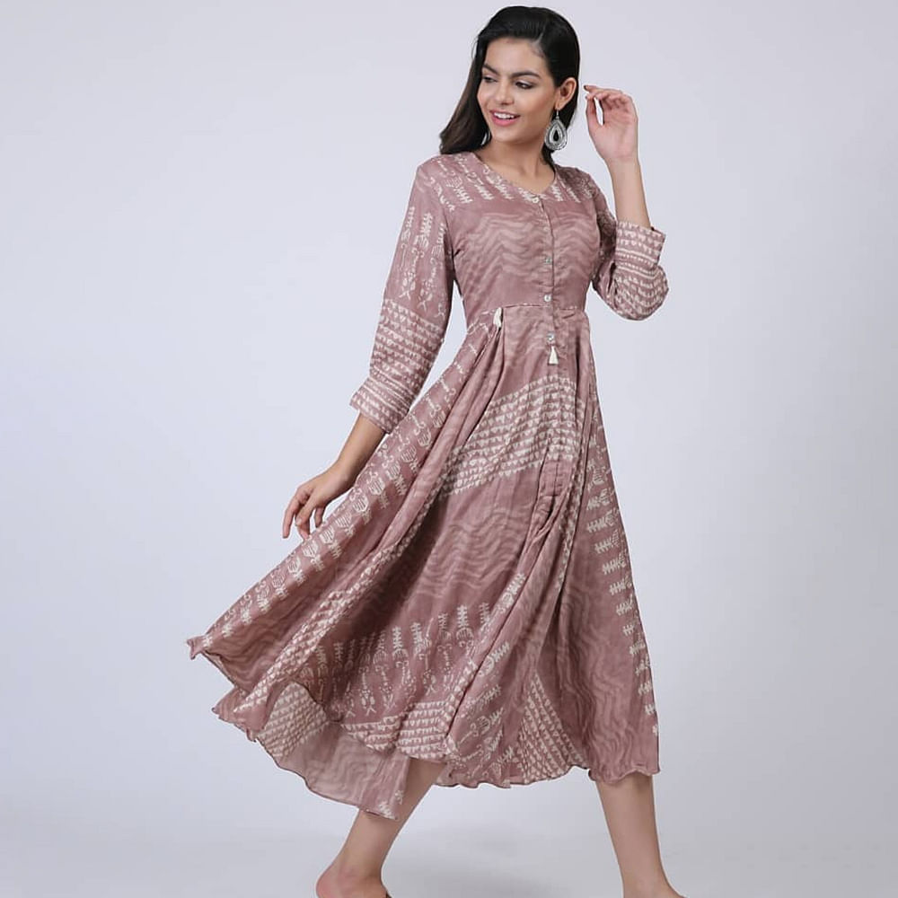 Clothing,Dress,Fashion model,Formal wear,Pink,Day dress,Sleeve,Neck,Gown,Fashion
