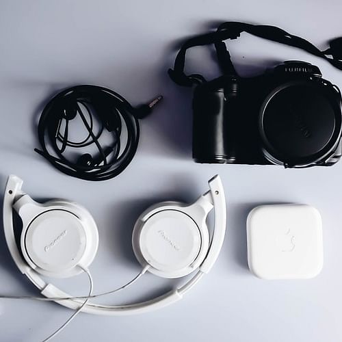 Lens cap,Personal protective equipment,Audio equipment,Gadget,Headset,Electronic device,Glasses,Headphones