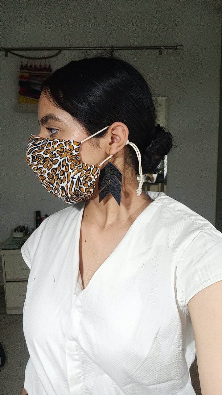 Hair,Hairstyle,Headpiece,Ear,Neck,Black hair,Chignon,Bun,Bridal accessory,Eyewear