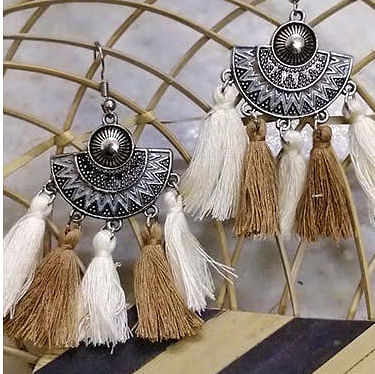 Feather,Earrings,Fashion accessory,Jewellery,Fashion,Pearl,Silver,Fur,Fashion design,Body jewelry