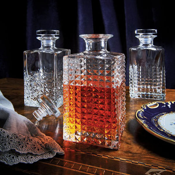 Glass bottle,Drink,Bottle,Barware,Liqueur,Decanter,Glass,Distilled beverage,Whisky,Drinkware