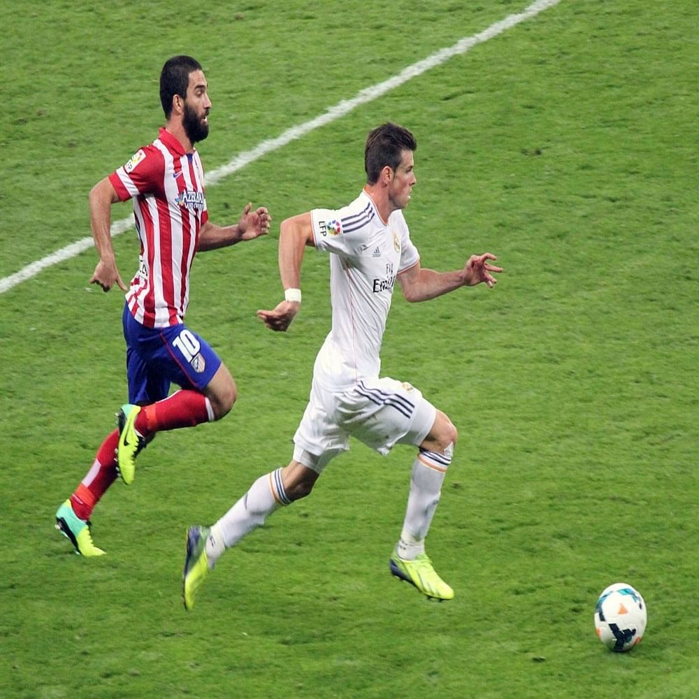 Player,Soccer,Sports,Soccer player,Sport venue,Football,Sports equipment,Football player,Team sport,Ball game