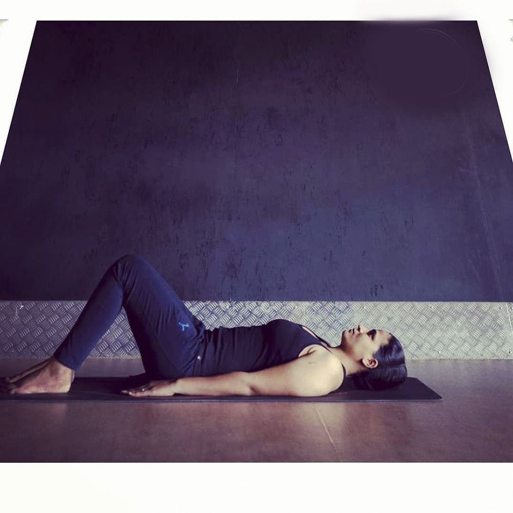 Mat,Floor,Yoga mat,Leg,Joint,Physical fitness,Shoulder,Stock photography,Flooring,Photography