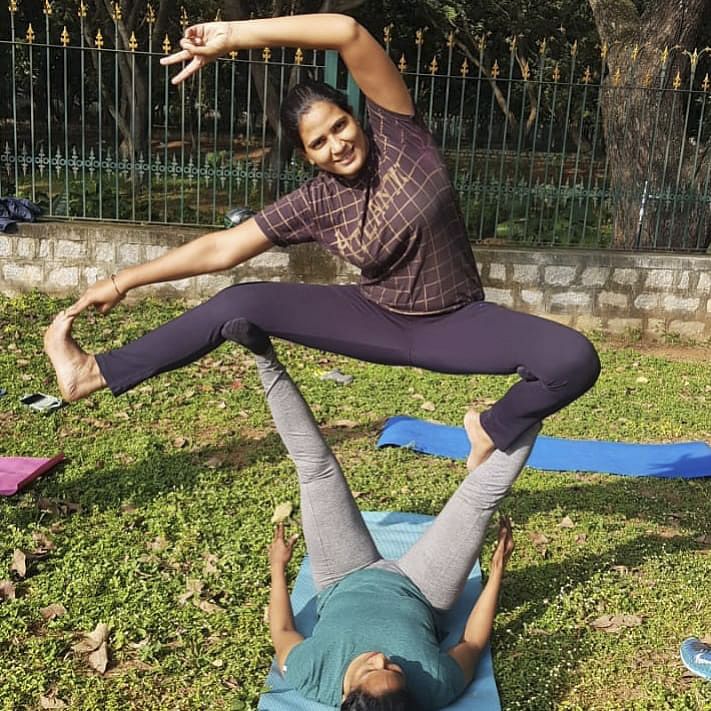 Physical fitness,Sportswear,Leg,Active pants,Leggings,Yoga,yoga pant,Joint,Arm,Jeans