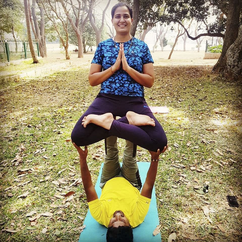 Physical fitness,Sitting,Thigh,Shoulder,Leg,Yellow,Joint,Beauty,Yoga,Sky