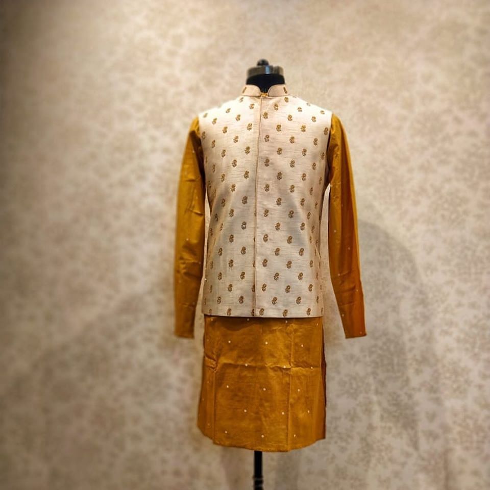 Clothing,Yellow,Outerwear,Formal wear,Fashion,Suit,Fashion design,Textile,Mannequin,Beige