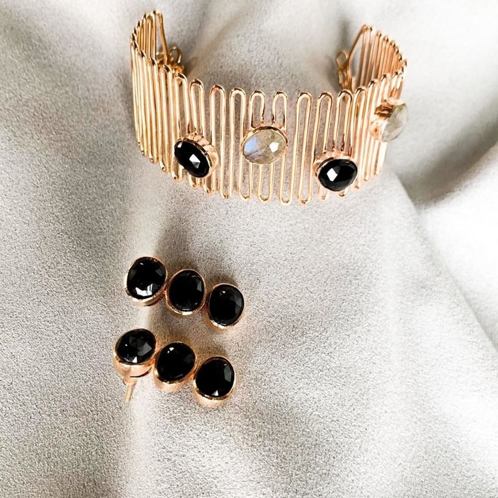 Fashion accessory,Ear,Beige,Jewellery,Fur,Fawn,Metal