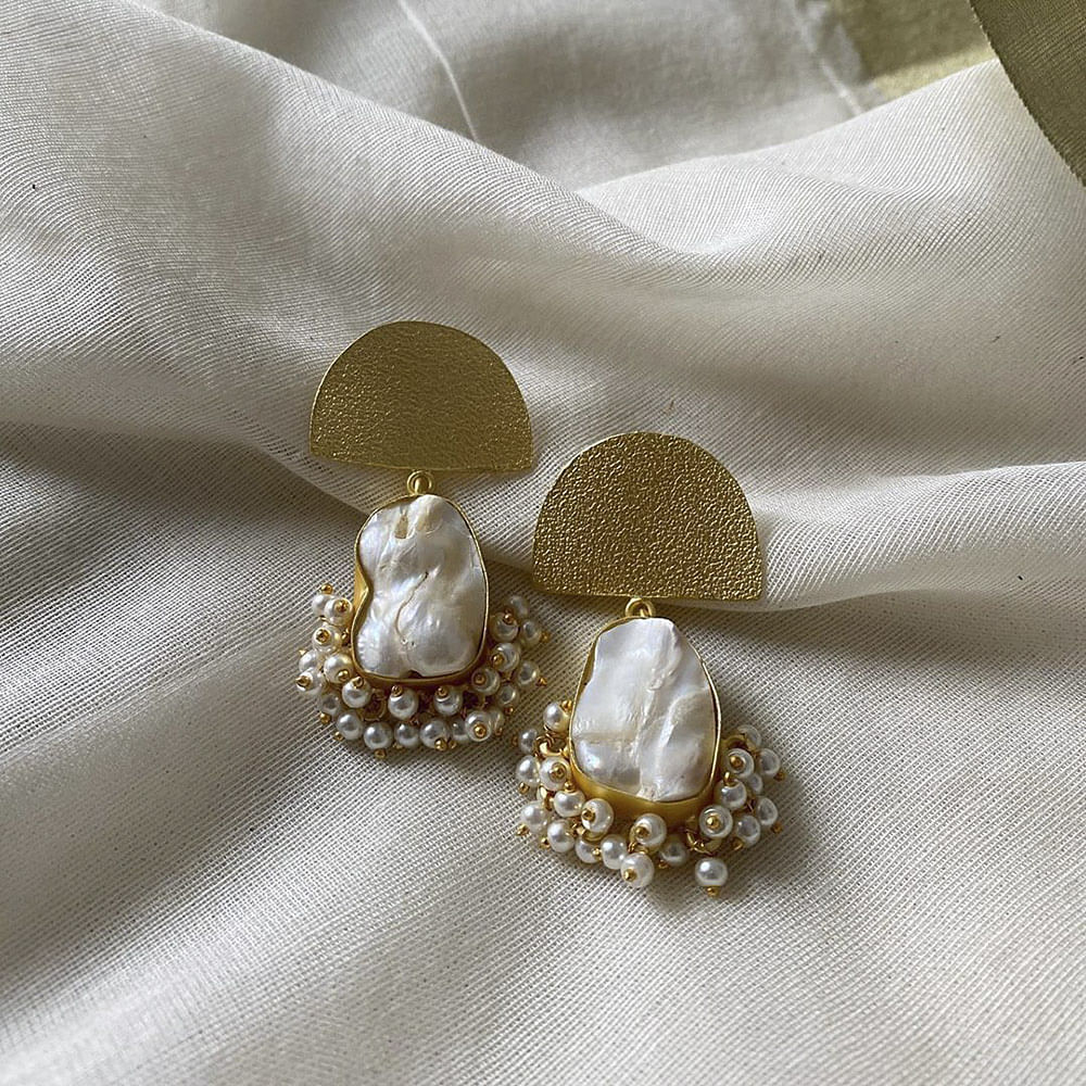 Fashion accessory,Jewellery,Body jewelry,Pearl,Silver,Bridal accessory,Beige,Gemstone,Earrings,Metal