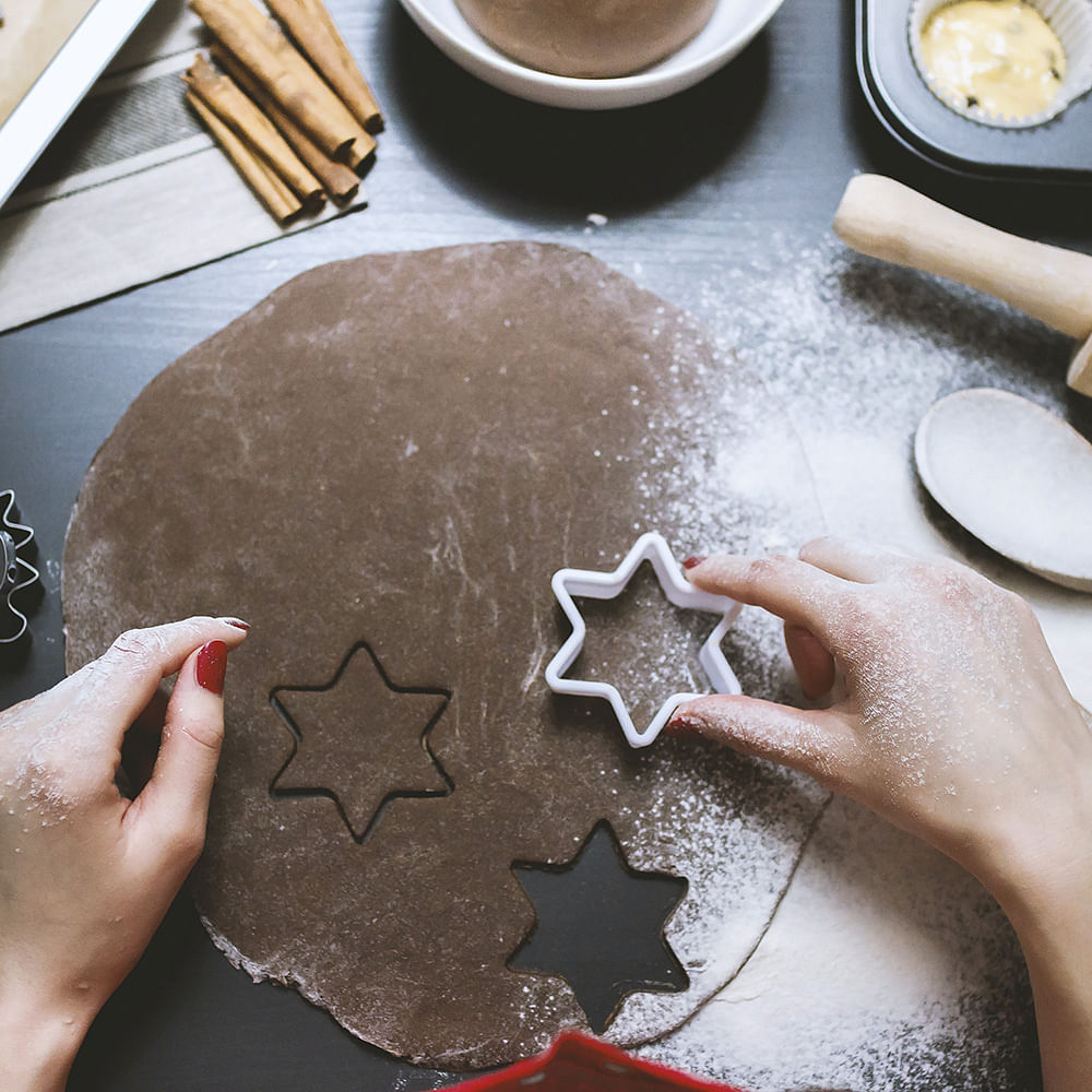 Rolling pin,Food,Gingerbread,Coffee filter,Mince pie,Royal icing,Cuisine,Baking,Finger food,Tableware