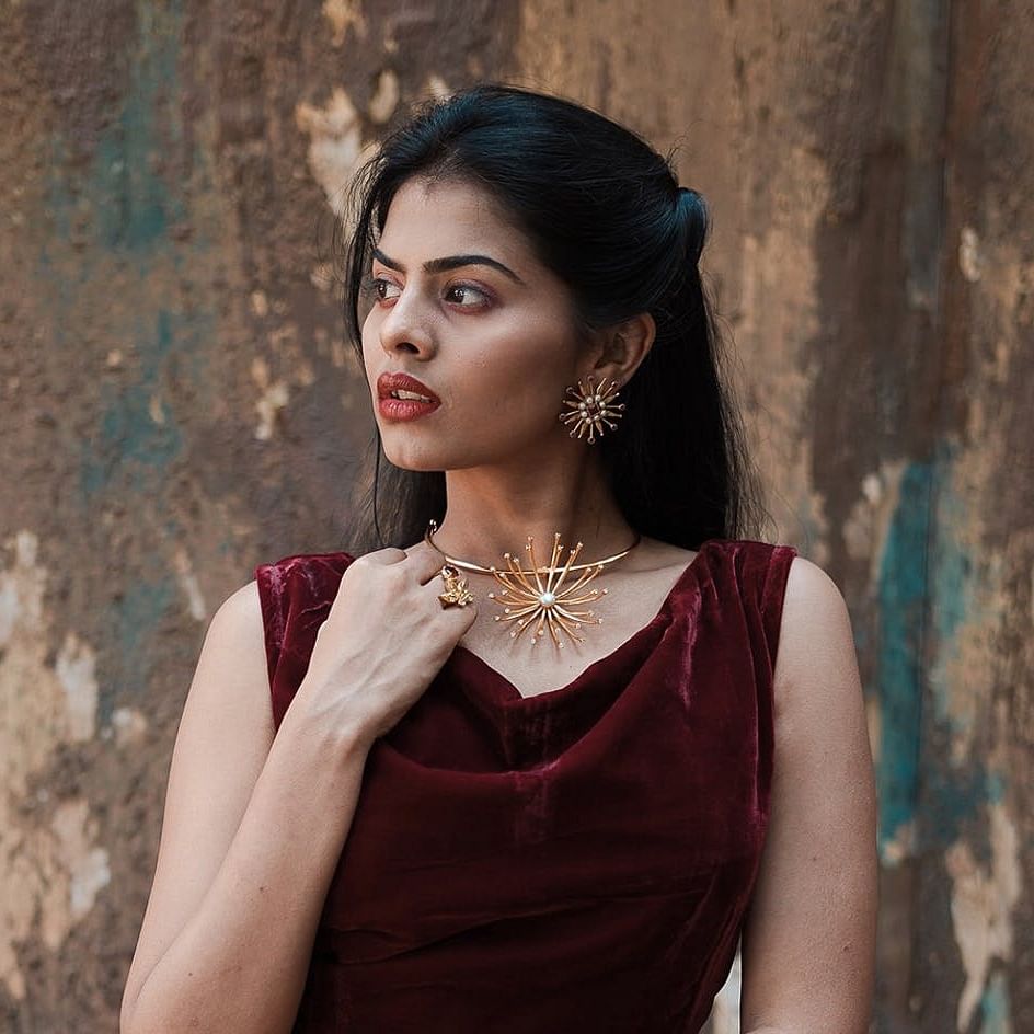Beauty,Maroon,Photo shoot,Neck,Photography,Dress,Formal wear,Jewellery,Model,Fashion model