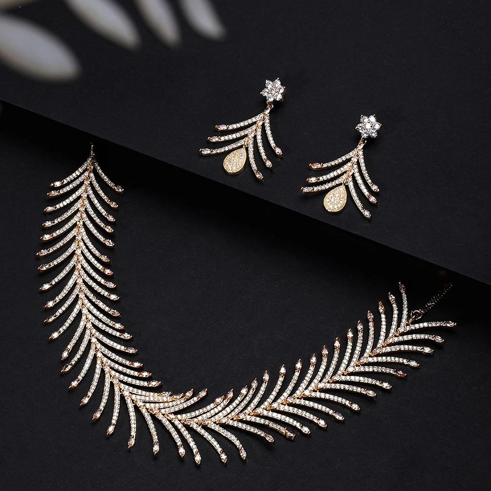 Leaf,Fashion accessory,Jewellery,Fern,Vascular plant,Font,Branch,Plant,Body jewelry,Feather