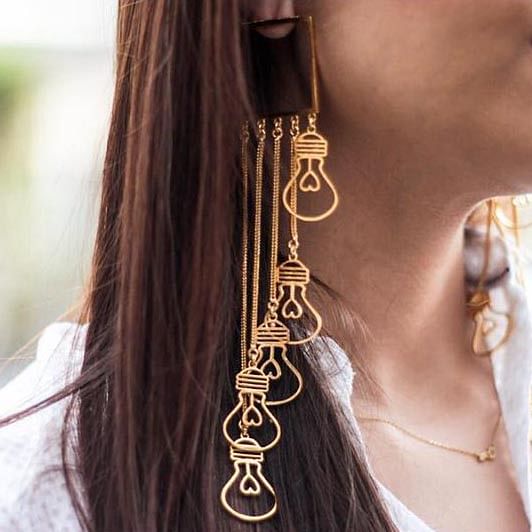 Hair,Chain,Fashion accessory,Body jewelry,Neck,Jewellery,Hairstyle,Earrings,Ear,Long hair