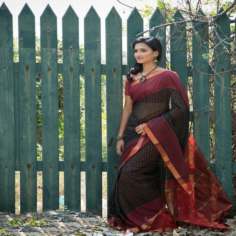 Clothing,Maroon,Sari,Formal wear,Fashion,Dress,Textile,Magenta,Photo shoot,Tree