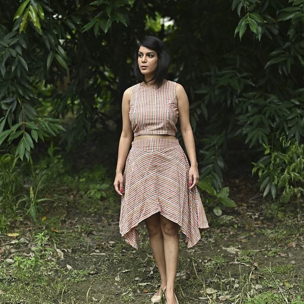 Clothing,Dress,Fashion model,Fashion,Natural environment,Beauty,Brown,Day dress,Shoulder,Footwear